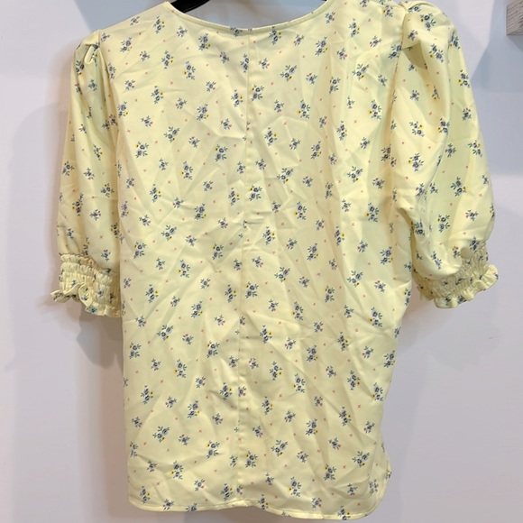 🌻 NWOT BCBGeneration Light Yellow Floral Print Surplice Top with Side Tie - Picture 7 of 10